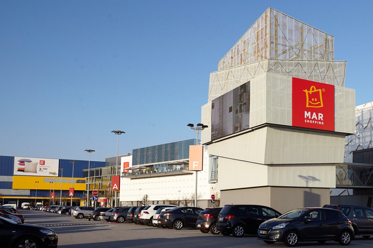 Batiment et parking du centre commercial Mar Shopping Matosinhos - Porto