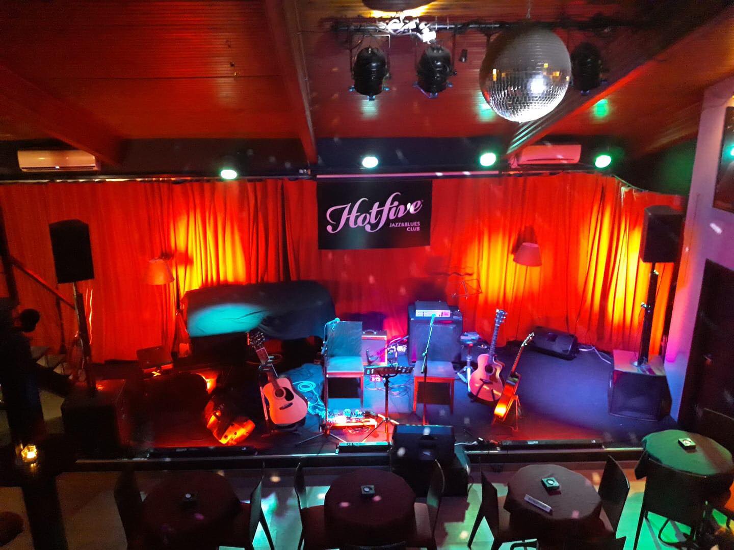 Scene et salle du Hot Five Jazz blues Club - Porto