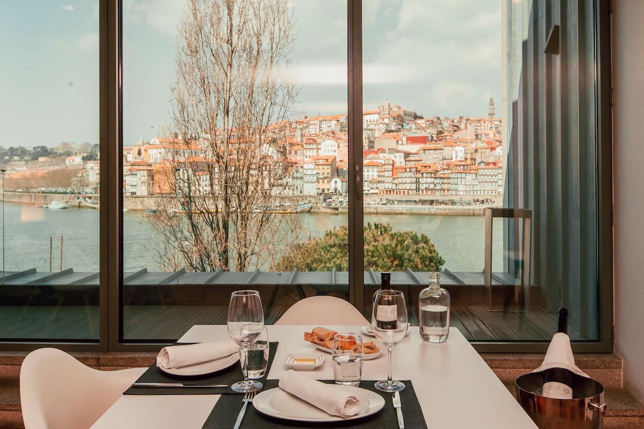 Table avec vue sur le Douro et Porto - restaurant DeCastro Gaia - Espace Porto Cruz